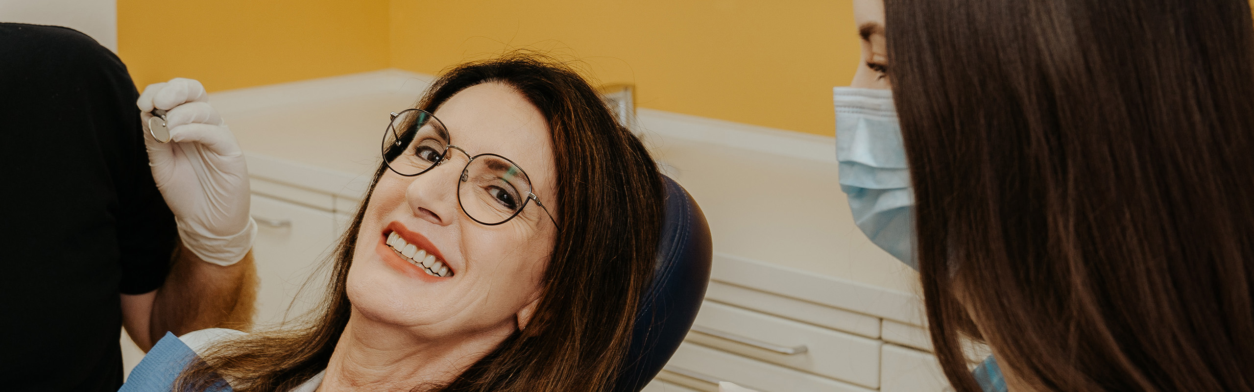 Eine Frau zeigt ihre Zähne in der Zahnarztpraxis Frank Kruse Wutöschingen-Horheim