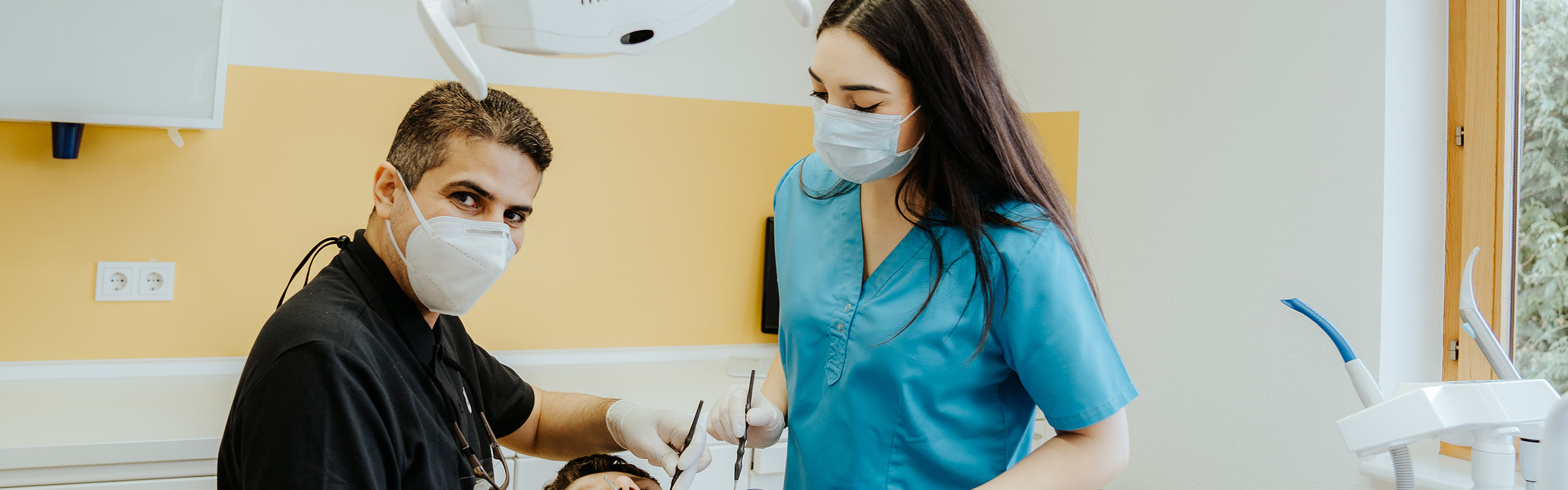 Parodontitis - Der Zahnarzt und eine zahnmedizische Fachangestellte während einer Behandlung in der Zahnarztpraxis Frank Kruse in Wutöschingen-Horheim