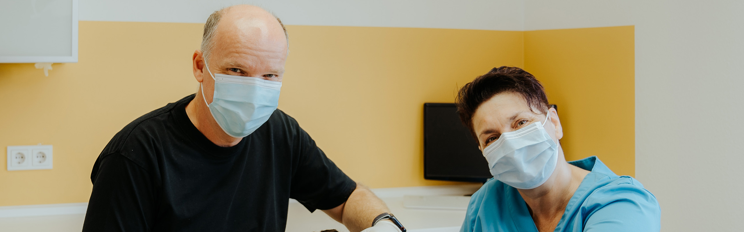 Parodontitis - Der Zahnarzt Frank Kruse und eine Zahnarzthelferin in einer Behandlung in der Zahnarztpraxis Frank Kruse in Wutöschingen-Horheim