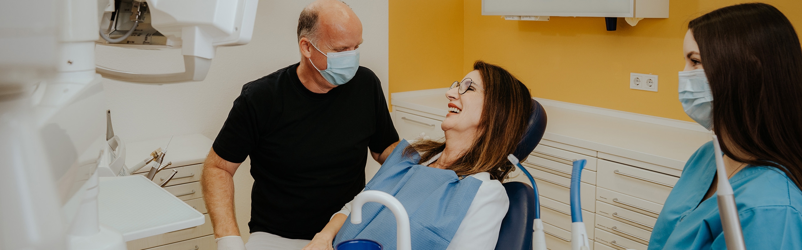 Zahnarzt Frank Kruse in einer Prophylaxebehandlung mit einer Patientin in der Zahnarztpraxis Frank Kruse in Wutöschingen-Horheim