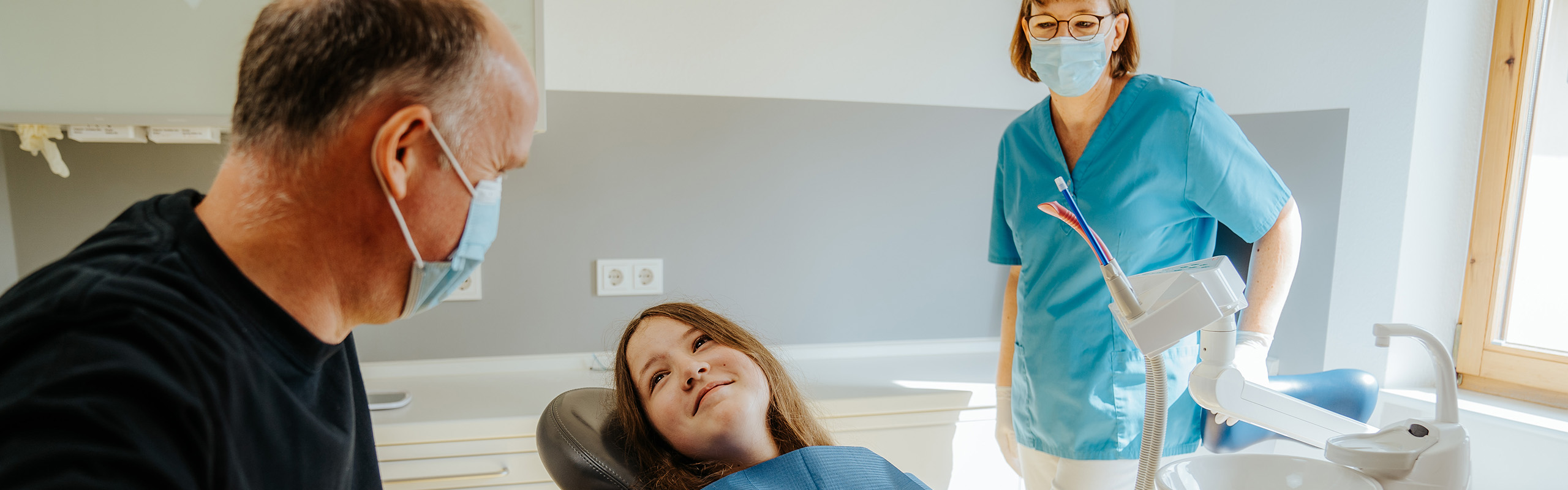 Der Zahnarzt Frank Kruse in einer Prophylaxebehandlung mit einem Kind in der Zahnarztpraxis Frank Kruse in Wutöschingen-Horheim