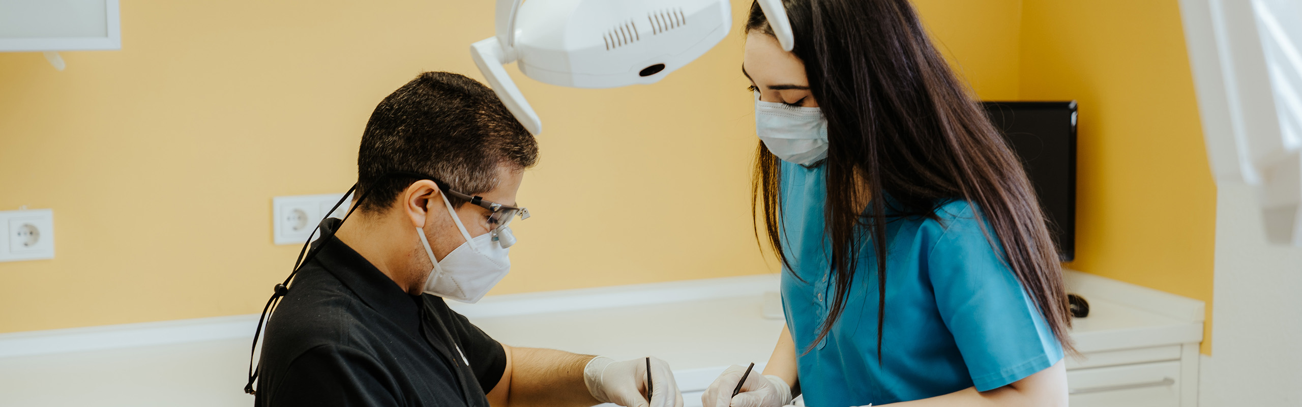 Endodontologie - Der Zahnarzt und die Zahnmedizinische Fachangestellte bei einer Wurzelbehandlung in der Zahnarztpraxis Frank Kruse in Wutöschingen-Horheim